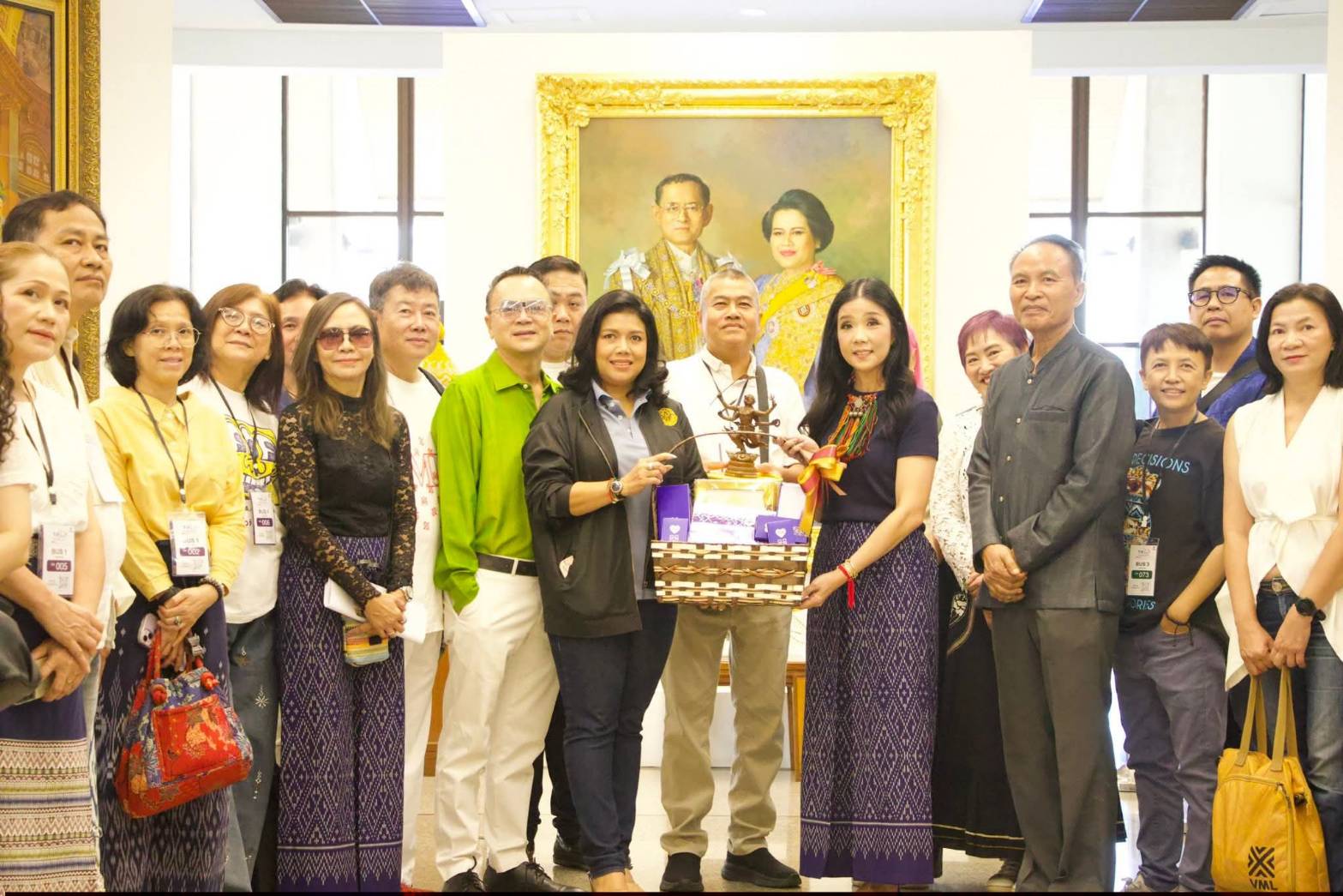 title - ผอ.ศพส. ห้การต้อนรับ คณะผู้บริหาร พนักงาน และสื่อมวลชน จาก บริษัท ทิพยประกันภัย จำกัด (มหาชน) พร้อมนำคณะเข้าเยี่ยมชมนิทรรศการสืบสาน สายธาร สร้างงาน หัตถศิลป์ ณ ศูนย์ส่งเสริมและพัฒนาอาชีพเสริมนอกภาคการเกษตร (ศูนย์ศิลปาชีพ บางไทรฯ (เดิม)) 